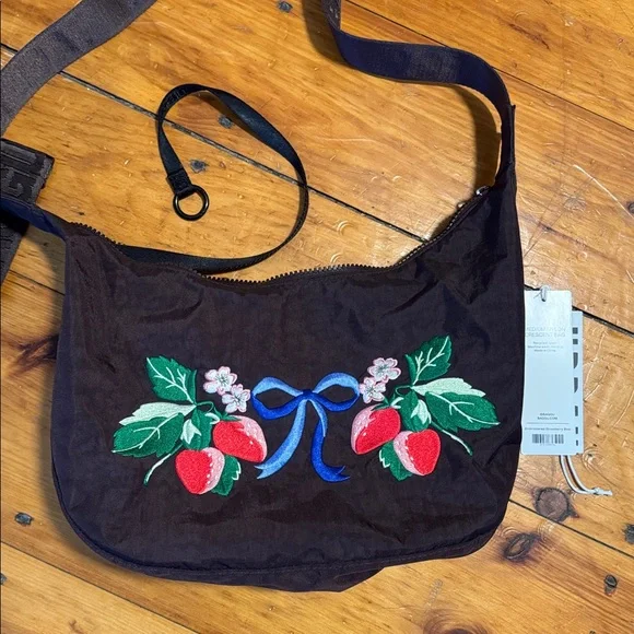 Baggu UO Exclusive Embroidered Strawberry Medium Crescent - Picture 6 of 10
